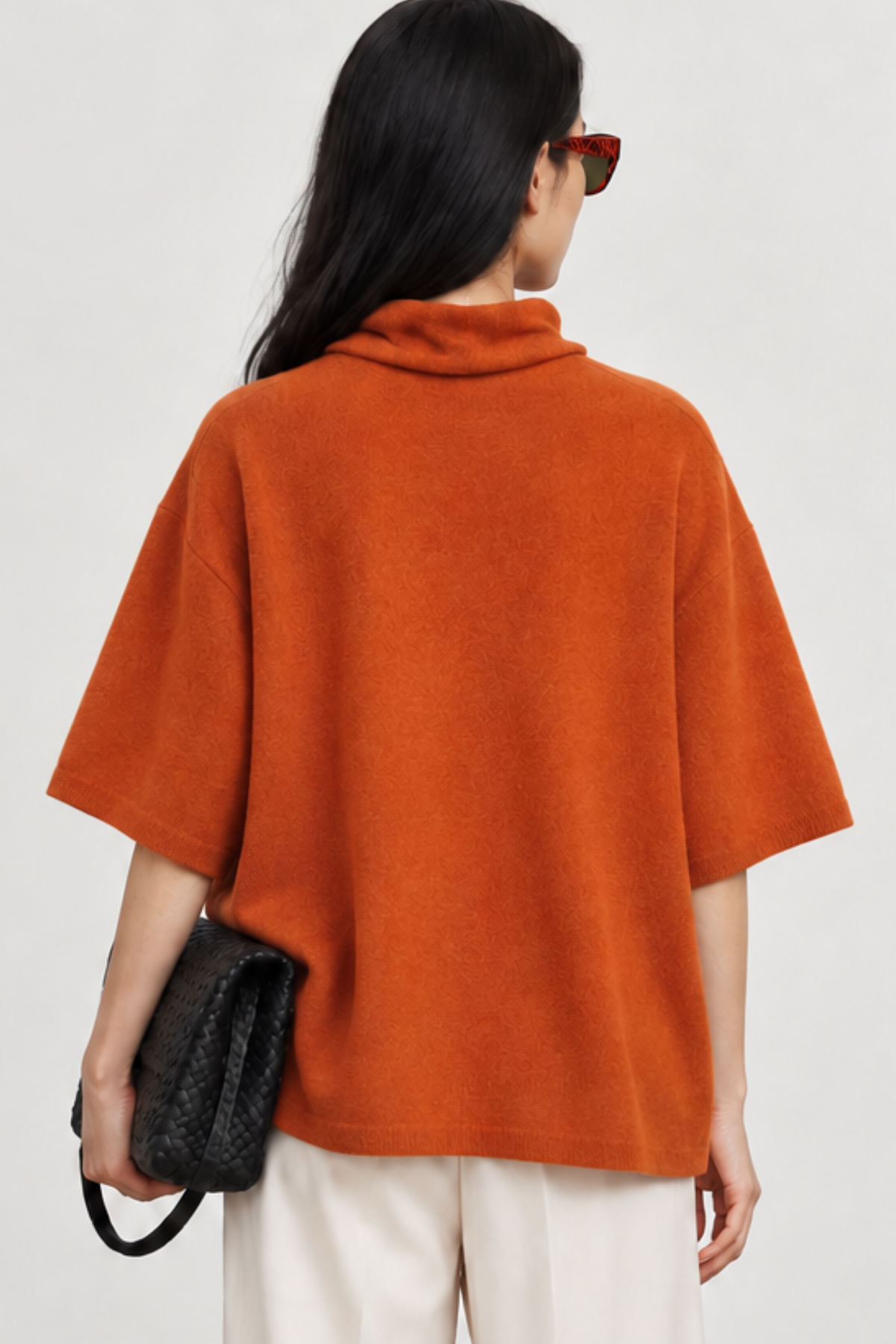 June Park (5'9.5" / 177 cm) wears a size S