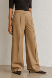 Camila Reyes (5'10" / 178 cm) wears a size S