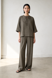 June Park (5'9.5" / 177 cm) wears a size S