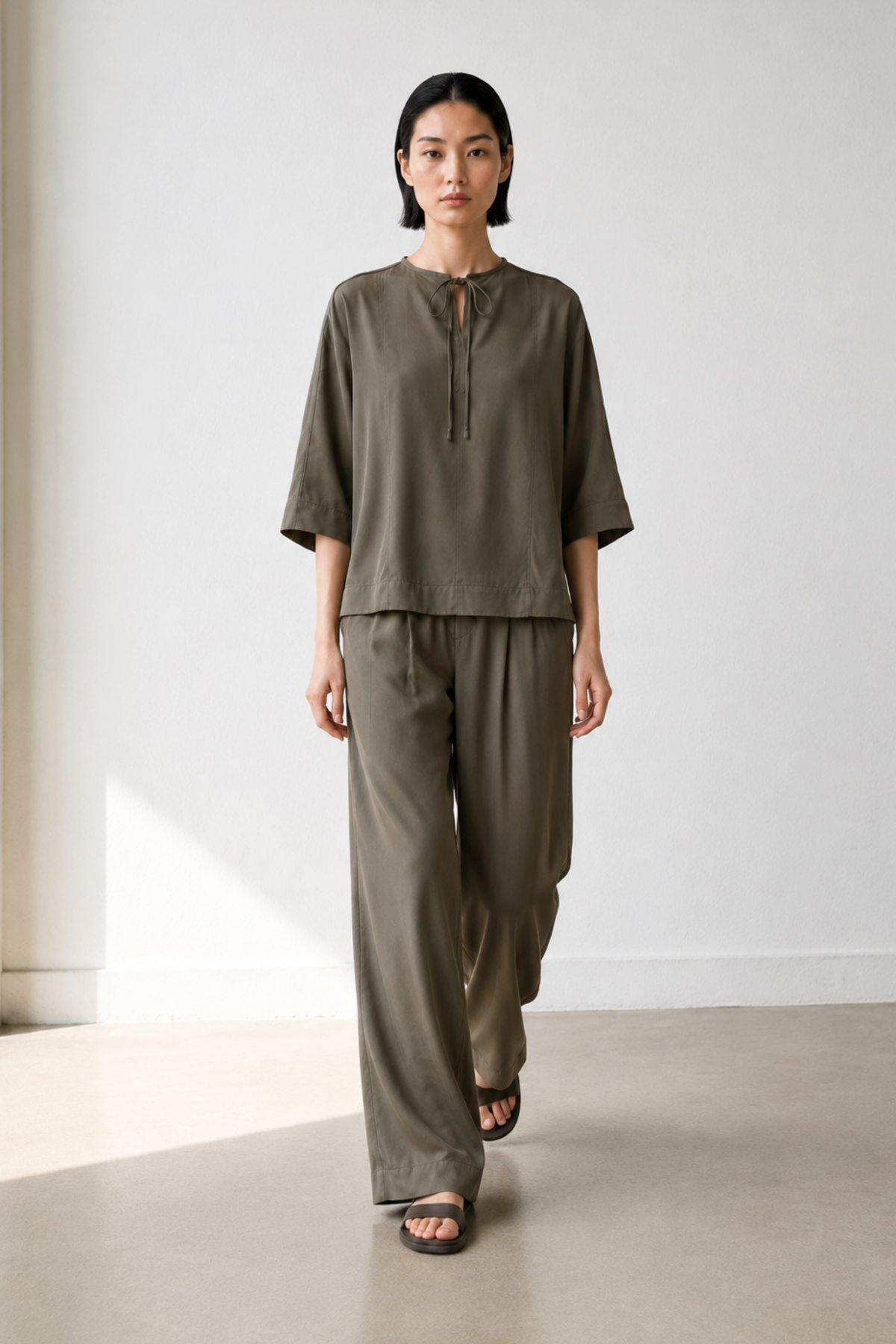 June Park (5'9.5" / 177 cm) wears a size S