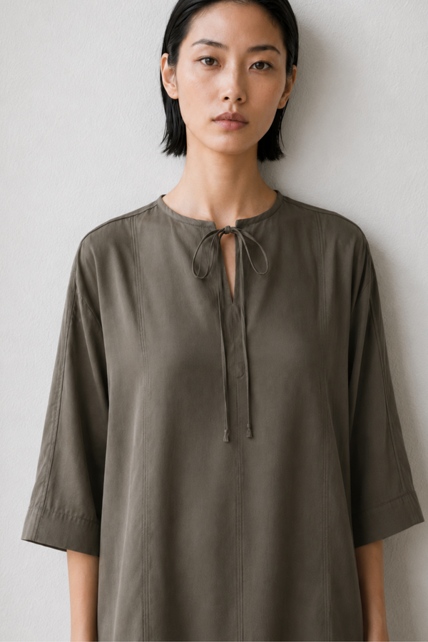 June Park (5'9.5" / 177 cm) wears a size S