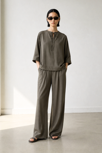 June Park (5'9.5" / 177 cm) wears a size S