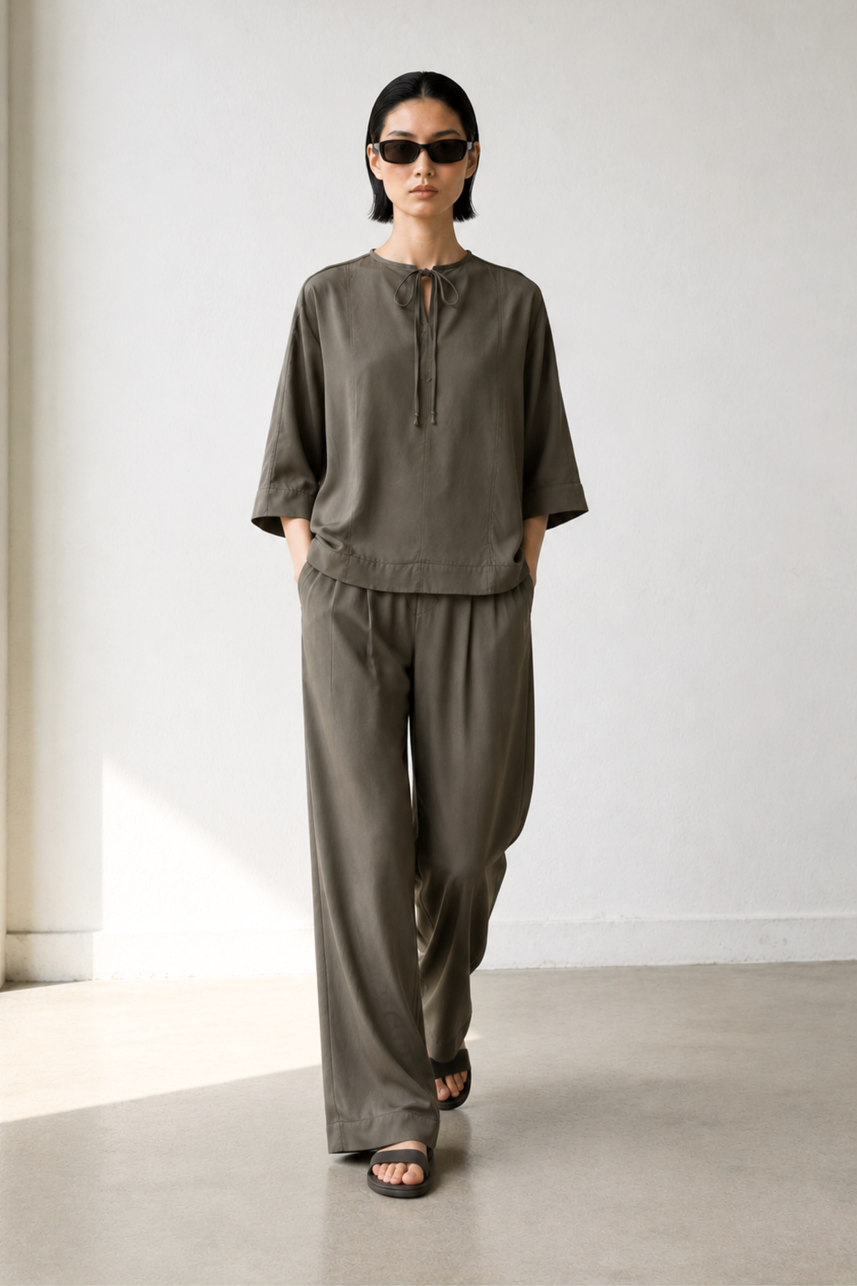 June Park (5'9.5" / 177 cm) wears a size S