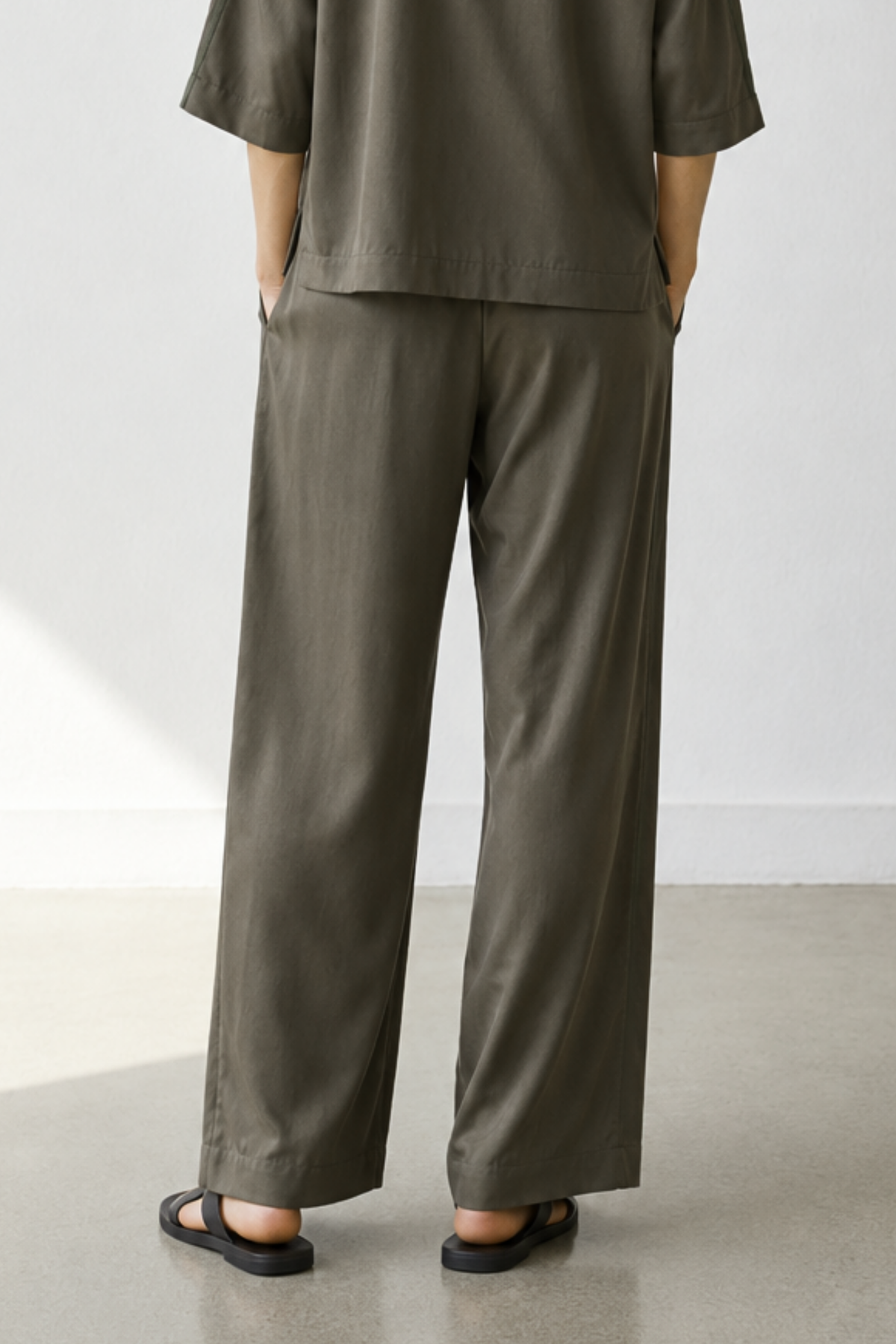 June Park (5'9.5" / 177 cm) wears a size S