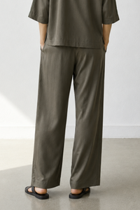 June Park (5'9.5" / 177 cm) wears a size S