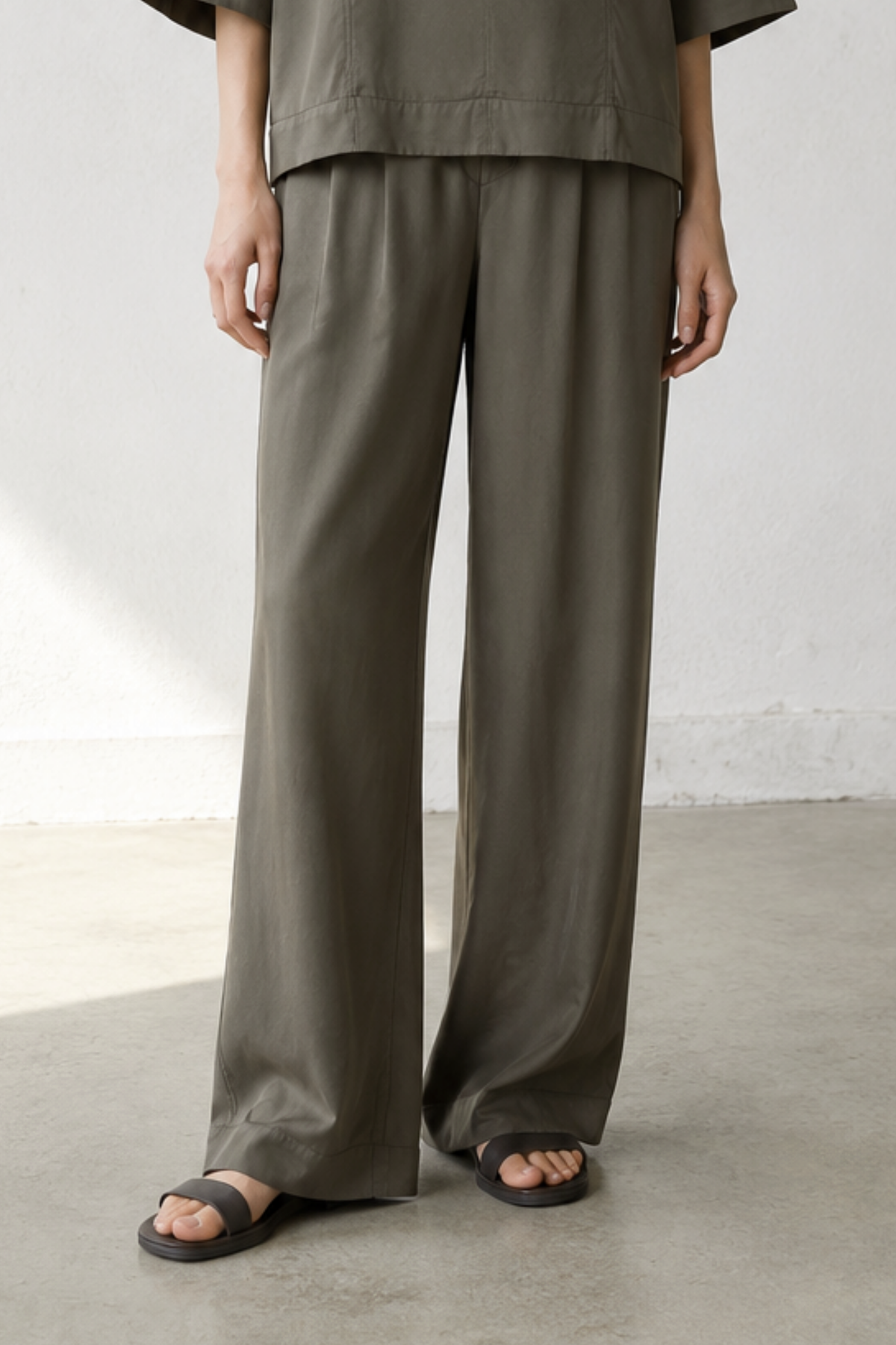 June Park (5'9.5" / 177 cm) wears a size S