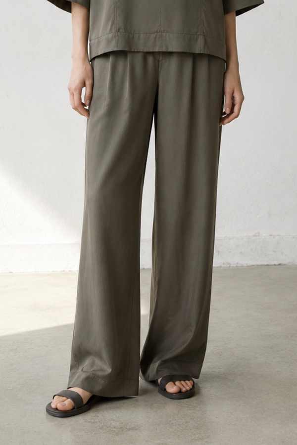 June Park (5'9.5" / 177 cm) wears a size S