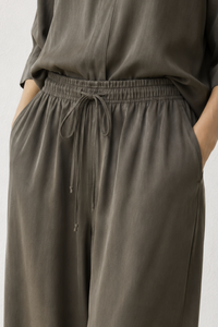 June Park (5'9.5" / 177 cm) wears a size S