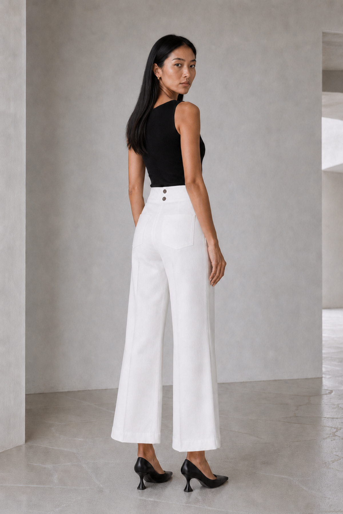 June Park (5'9.5" / 177 cm) wears a size S