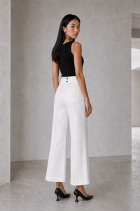 June Park (5'9.5" / 177 cm) wears a size S