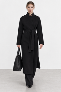 Ingrid Larsen (5'10" / 178 cm) wears a size S