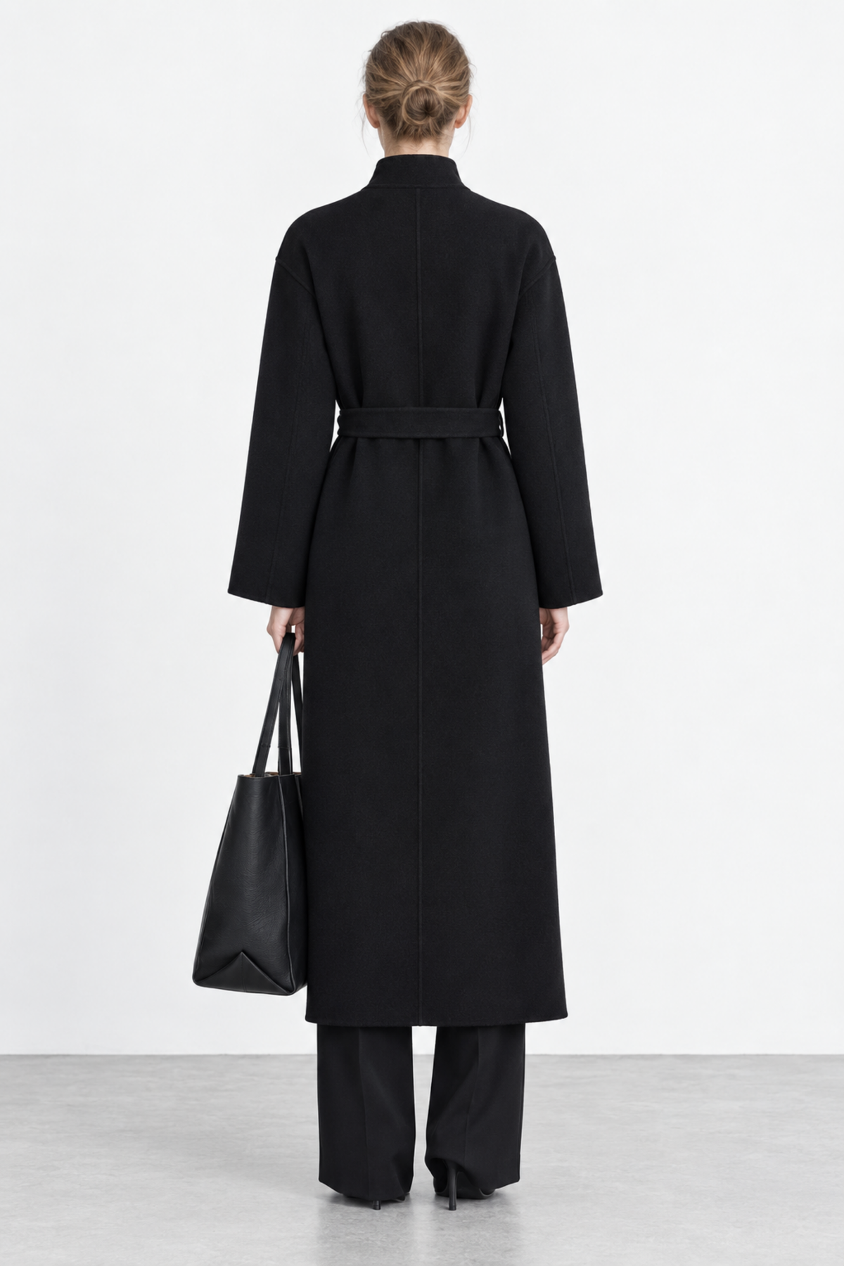 Ingrid Larsen (5'10" / 178 cm) wears a size S