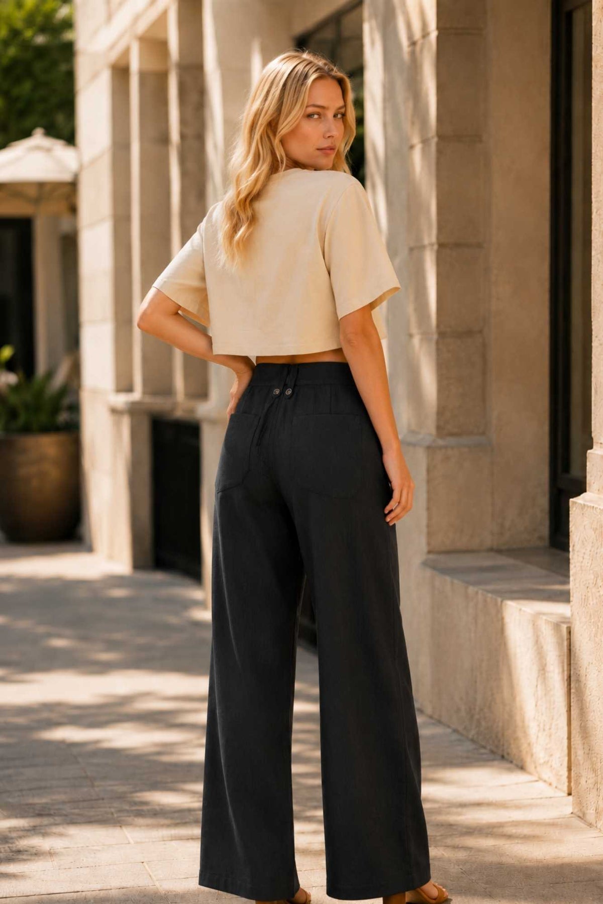 Isla (5'7" / 170 cm) wears a size S