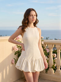Chloe (5'7" / 170 cm) wears a size S