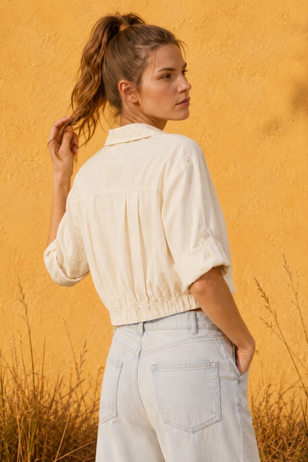 Greta (5'9" / 175 cm) wears a size S