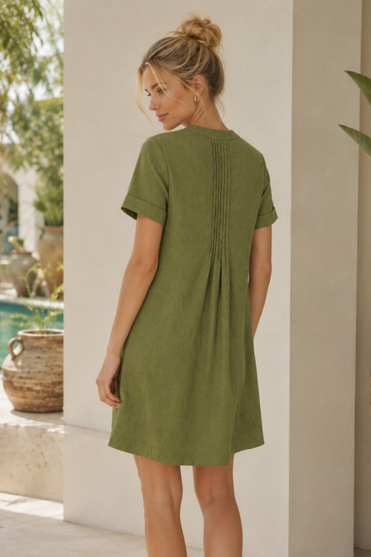 Chloe (5'7" / 170 cm) wears a size S