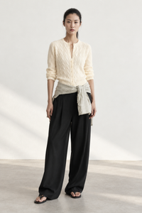 June Park (5'9.5" / 177 cm) wears a size S