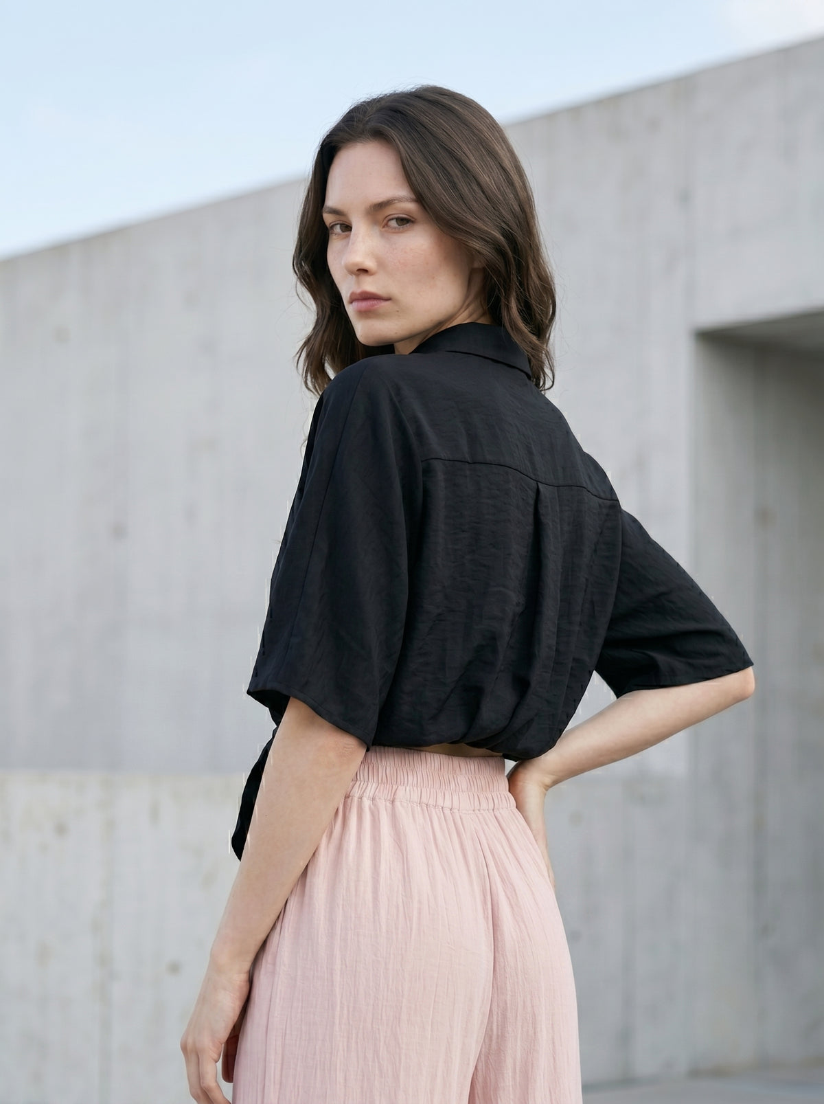 Anna (5'7" / 170 cm) wears a size S