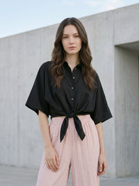 Anna (5'7" / 170 cm) wears a size S