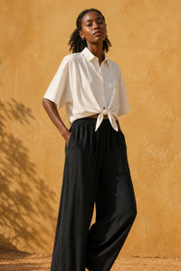 Amara (5'9" / 175 cm) wears a size S
