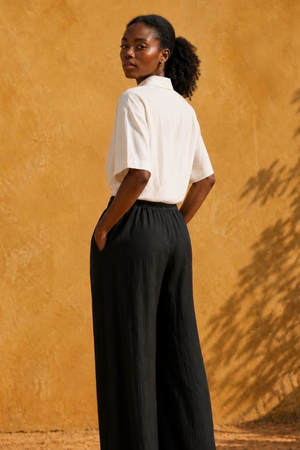Amara (5'9" / 175 cm) wears a size S