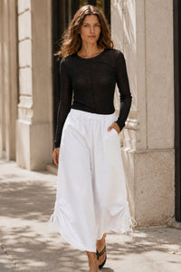 Mia (5'8.5" / 174 cm) wears a size S