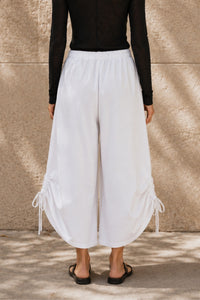 Mia (5'8.5" / 174 cm) wears a size S