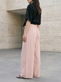 Anna (5'7" / 170 cm) wears a size S