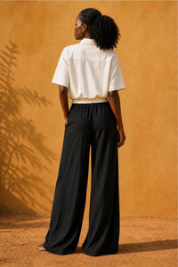Amara (5'9" / 175 cm) wears a size S