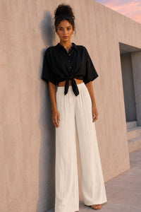 Chloe (5'7" / 170 cm) wears a size S