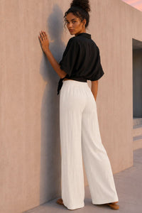 Chloe (5'7" / 170 cm) wears a size S