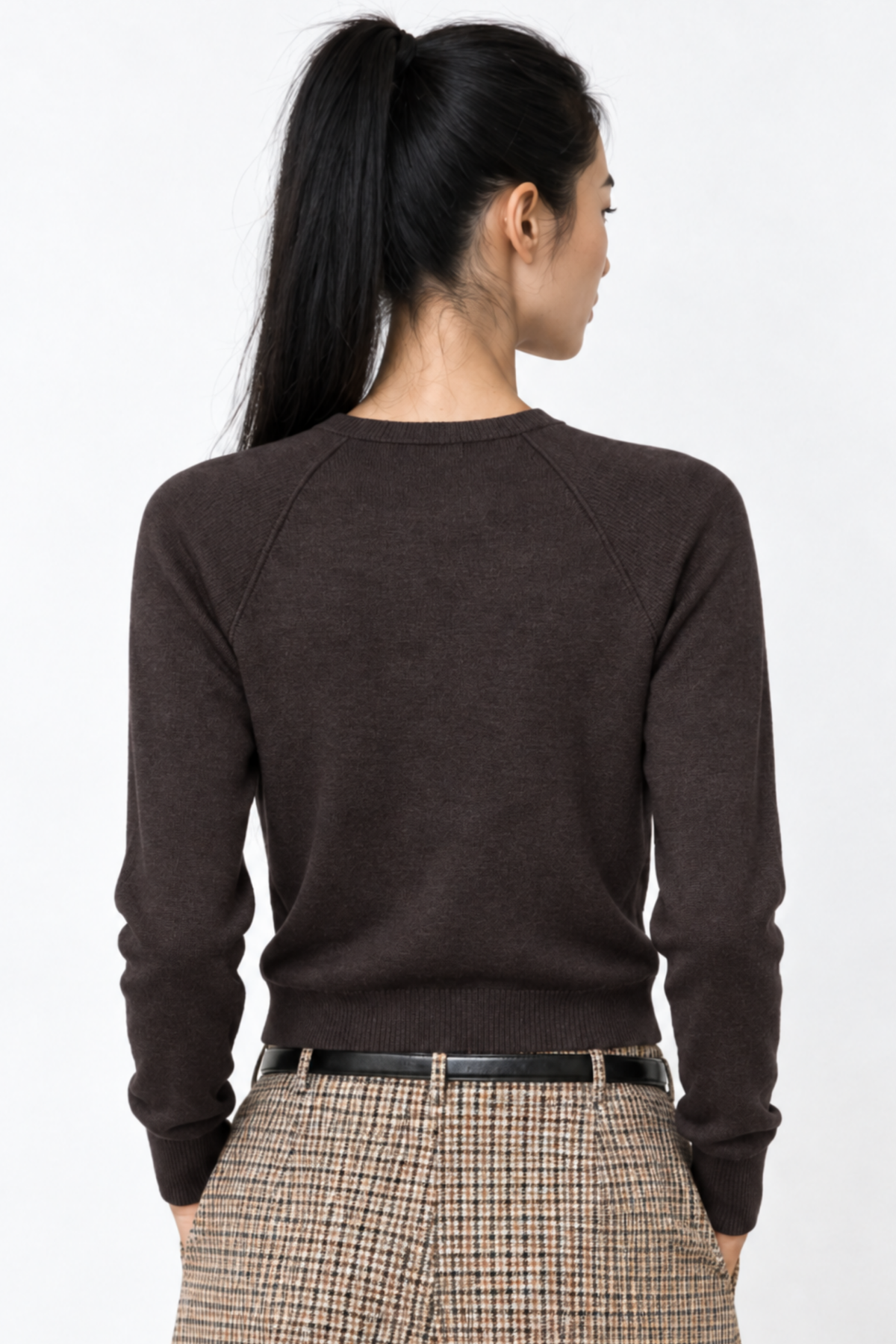 June Park (5'9.5" / 177 cm) wears a size S
