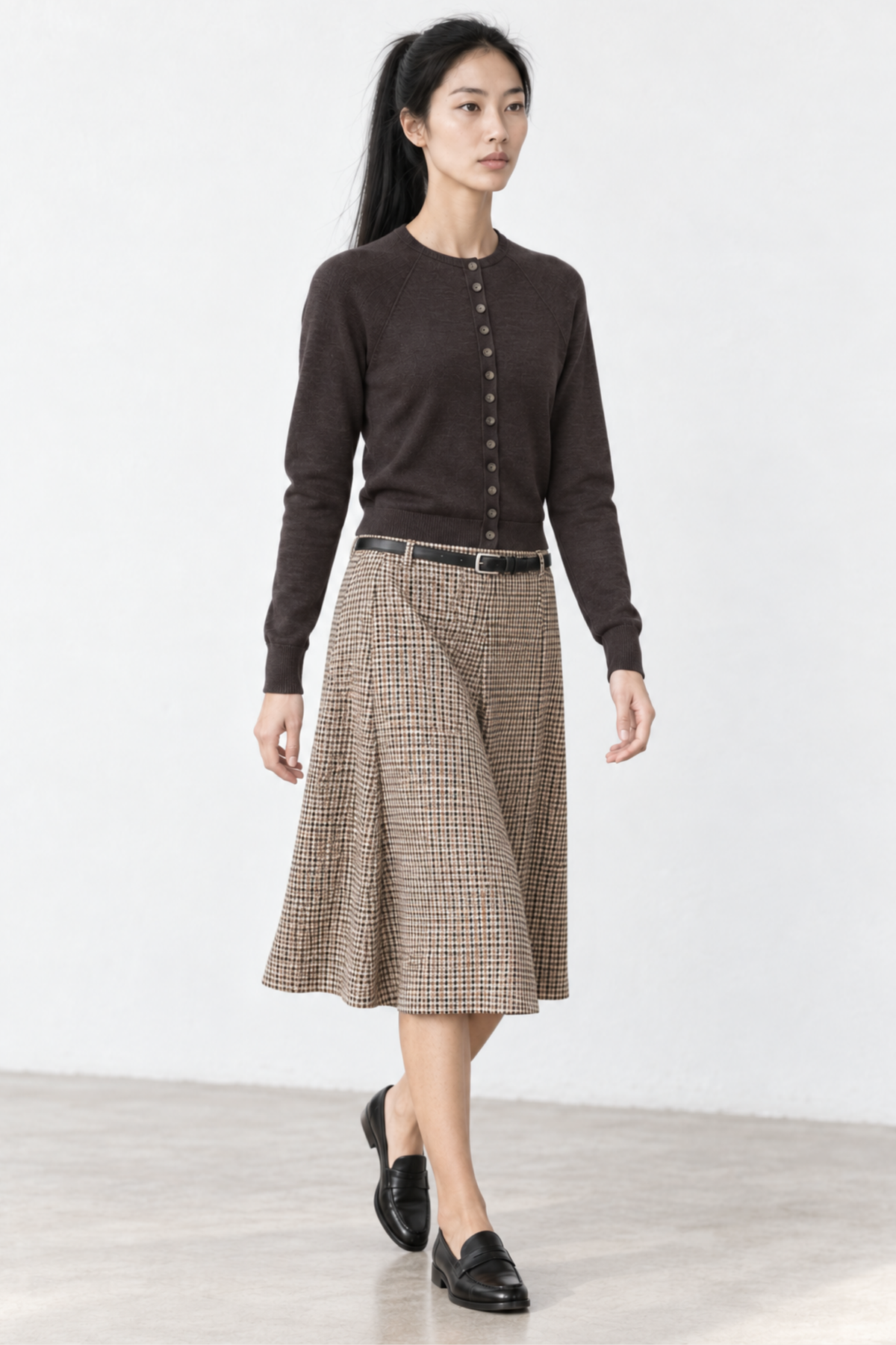 June Park (5'9.5" / 177 cm) wears a size S