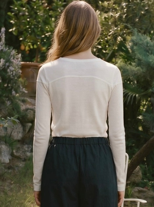 Lena (5'9" / 175 cm) wears a size M