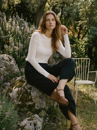 Lena (5'9" / 175 cm) wears a size M