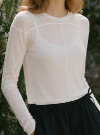 Lena (5'9" / 175 cm) wears a size M