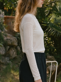 Lena (5'9" / 175 cm) wears a size M