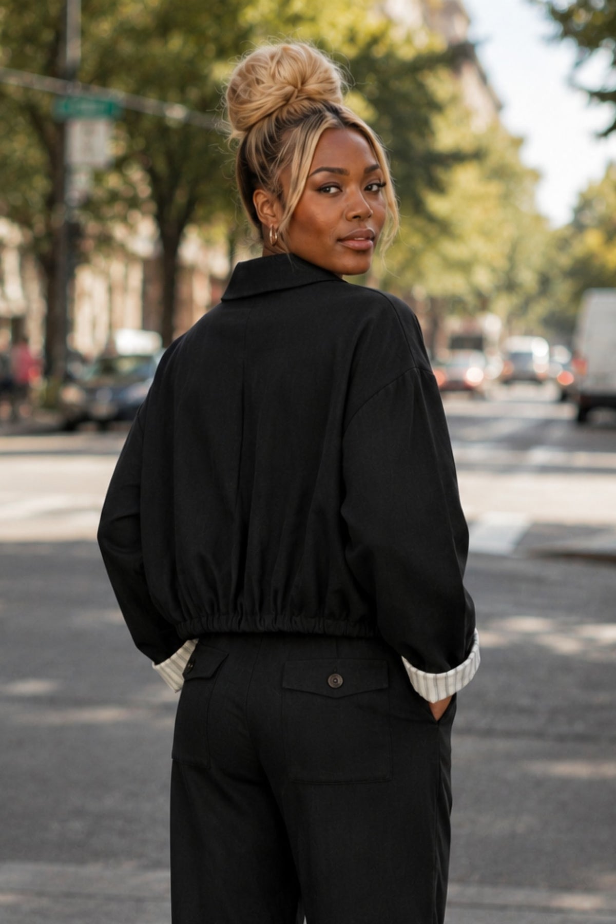 Simone (5'9" / 175 cm) wears a size S