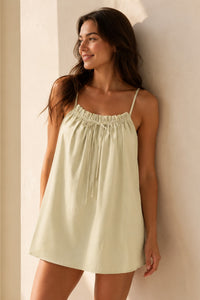 Nadia (5'7.5" / 172 cm) wears a size S