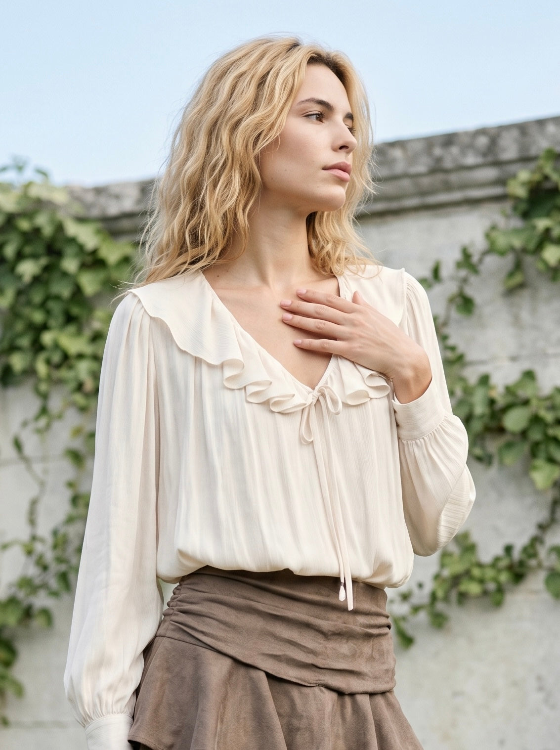 Lena (5'9" / 175 cm) wears a size M