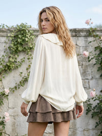 Lena (5'9" / 175 cm) wears a size M