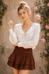 Lena (5'9" / 175 cm) wears a size M