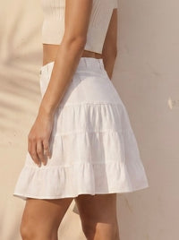 Clara (5'7.5" / 172 cm) wears a size S