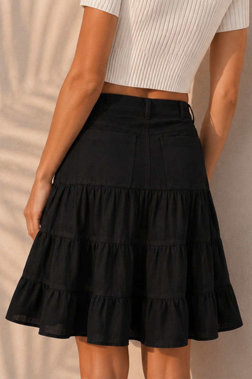 Clara (5'7.5" / 172 cm) wears a size S