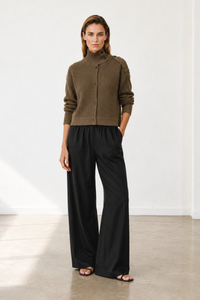 Elena Rossi (5'11" / 180 cm) wears a size S
