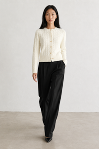 June Park (5'9.5" / 177 cm) wears a size S