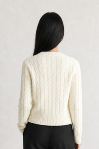 June Park (5'9.5" / 177 cm) wears a size S