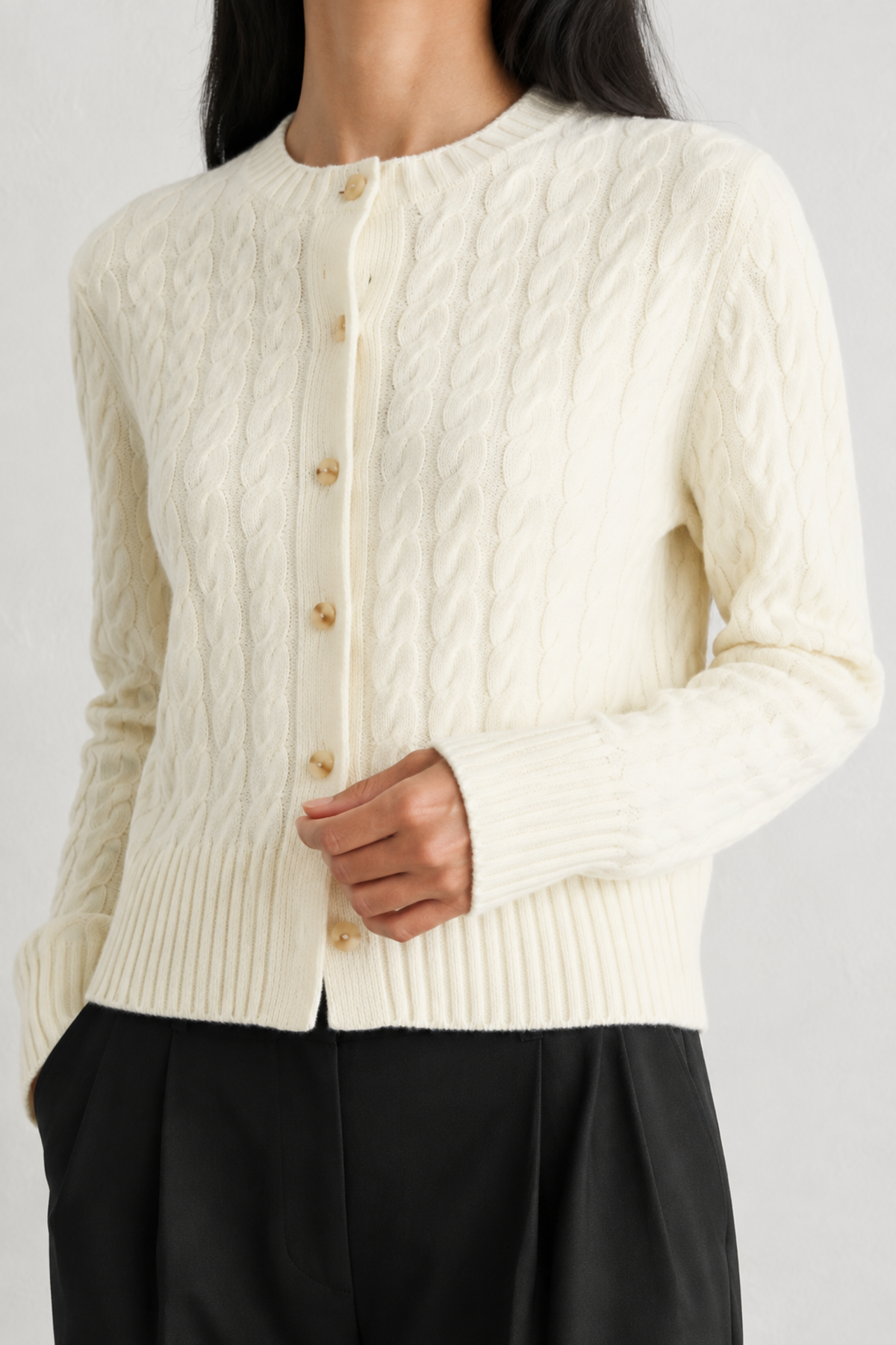 June Park (5'9.5" / 177 cm) wears a size S