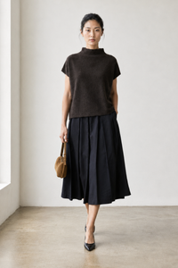 June Park (5'9.5" / 177 cm) wears a size S
