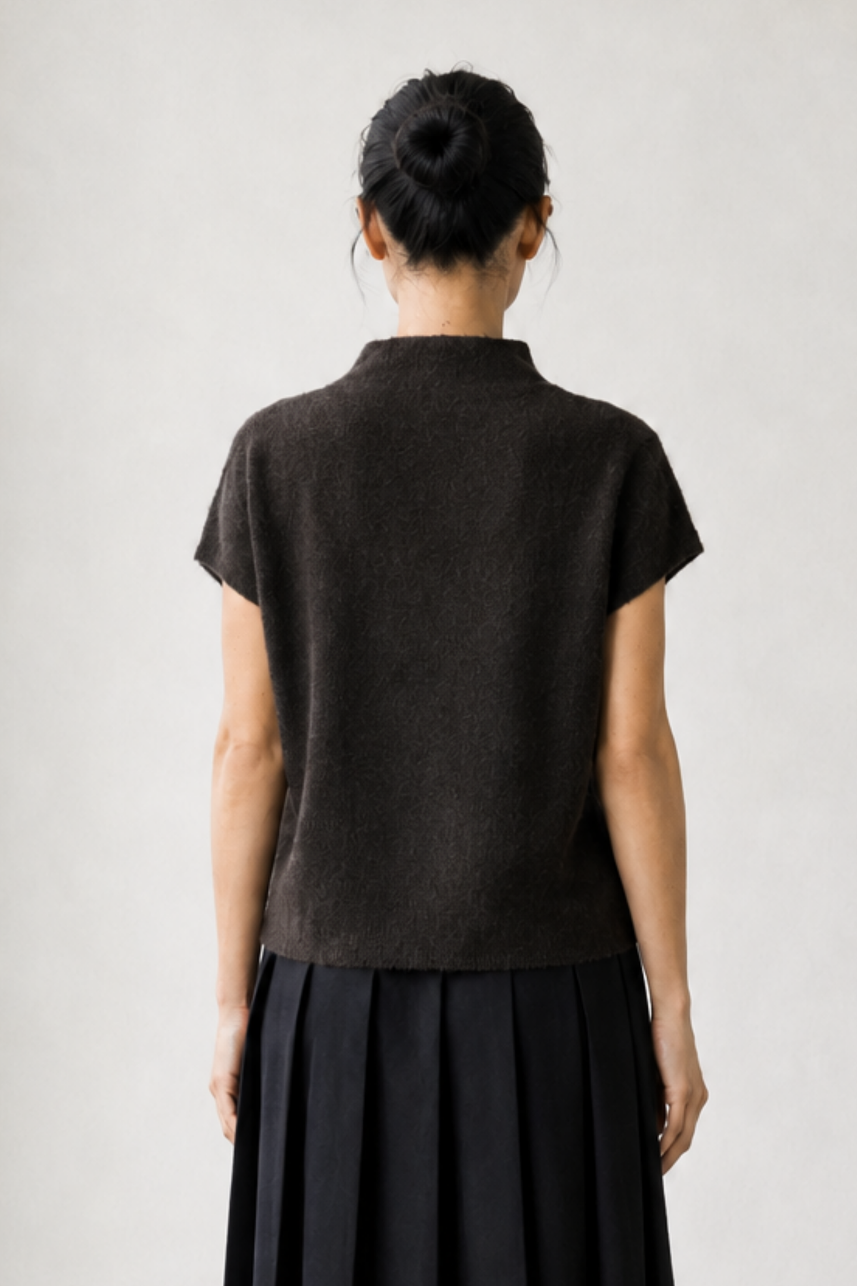 June Park (5'9.5" / 177 cm) wears a size S